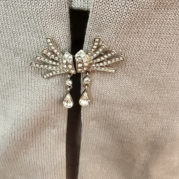 Chic Light Gray Skirt Suit with Brooch - Picture 3 of 9